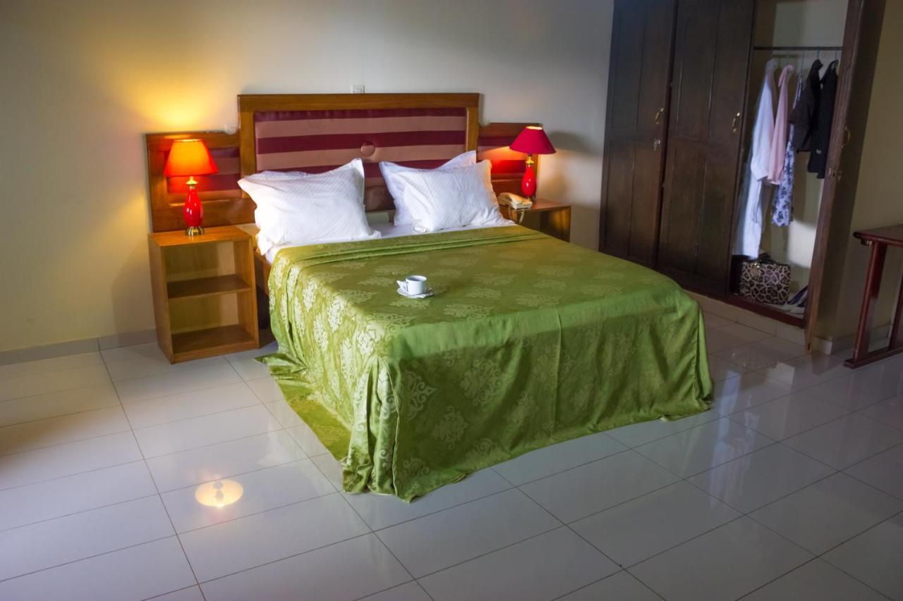 Hotel Azur Яунде Экстерьер фото