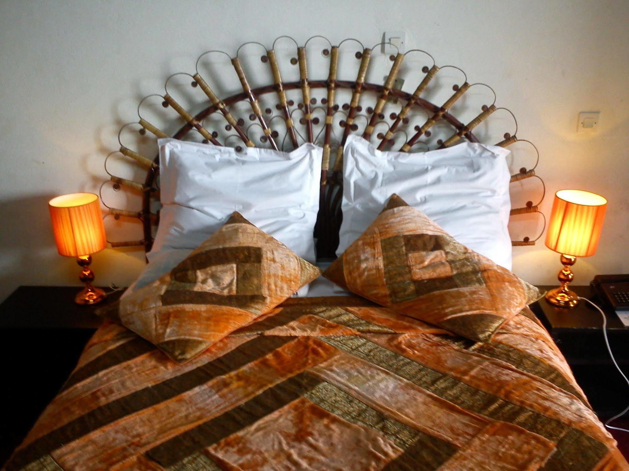 Hotel Azur Яунде Экстерьер фото